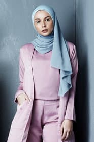 Sarah Hildebrand dans le rôle de Reena Roslan