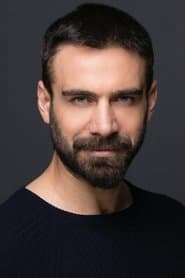 Adnan Koç dans le rôle de Orhan