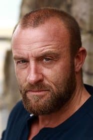 Ross O'Hennessy في دور Suspicious Passenger
