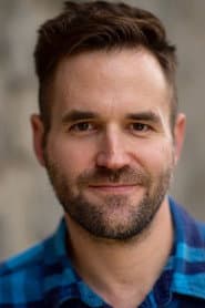 Connor Barrett dans le rôle de Dean the Waiter