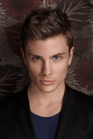 Jannik Schümann dans le rôle de Albert