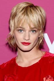 Esther-Rose McGregor dans le rôle de Isabel