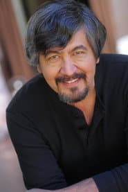 David C Tam dans le rôle de Coroner