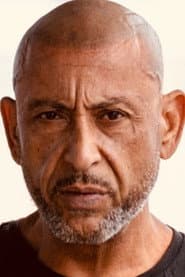 Peter Sammak في دور Bass