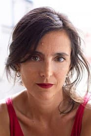Charline Bourgeois-Tacquet dans le rôle de La chef de rayon aux Editions Cartet