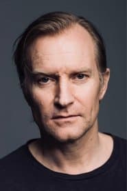 Ulrich Thomsen في دور Dr. Martin Fisher