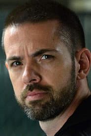 Matt Clouston dans le rôle de Officer Tom