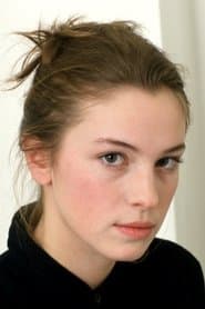 Jessica Forde في دور Scarlet