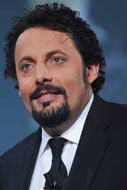 Enrico Brignano في دور 'Cicogna'