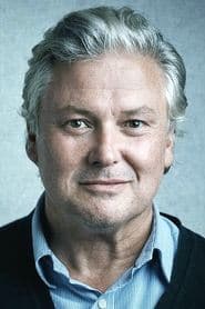 كونليث هيل في دور Leo Brockman