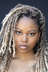 Riele Downs في دور Emma