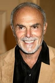 John Saxon dans le rôle de Homer Hubbard