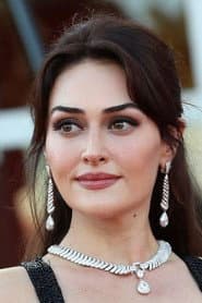 Esra Bilgiç في دور Madam Corinne
