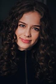 Aryana Engineer dans le rôle de Max