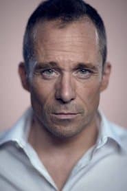 Sean Power dans le rôle de Mick