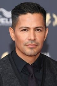 Jay Hernandez dans le rôle de James