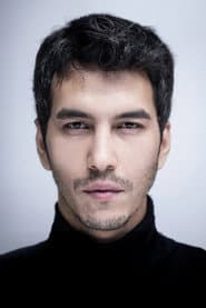 Mert Dogan dans le rôle de Doğan