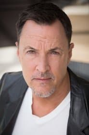 Todd Jensen dans le rôle de Cop