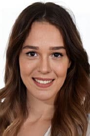Gizem Kala dans le rôle de Midye Yiyen Kız