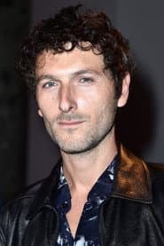 Simon Buret في دور Antoine, Loïc's friend