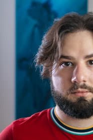 Lucas Koury as O Entrevistador (voice)