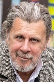 Paul Dewdney dans le rôle de Supervisor
