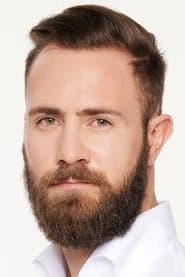 Justin John Harvey dans le rôle de Tom