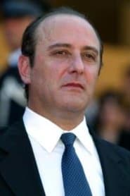 Alejandro Urdapilleta dans le rôle de Mr. TV