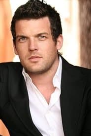 Adam Sinclair dans le rôle de Lloyd Buist