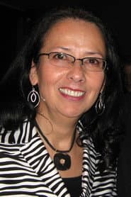 Diane E. Benson dans le rôle de Elizabeth Peratrovich
