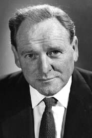 Bernard Lee في دور M