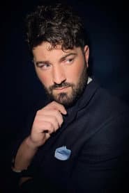 Nicolas Duchesne في دور Théo