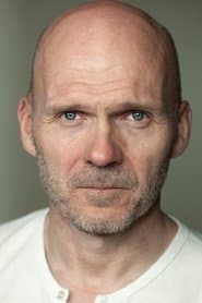 Barry Aird dans le rôle de Carl Dawes