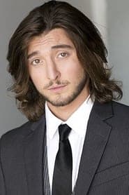 Jordan Fry dans le rôle de Ewan