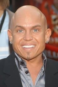 Martin Klebba dans le rôle de Angry Little Person