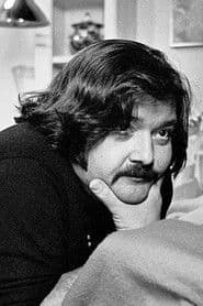 Frank Perry في دور Newsdealer (uncredited)