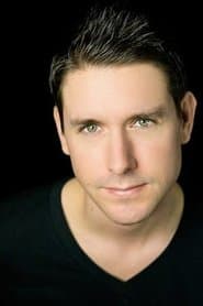Brandon Davis dans le rôle de Chris Hughes