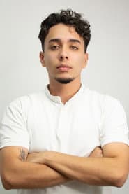 justin ledos dans le rôle de Adriano