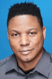 Harold Dennis dans le rôle de Police Officer