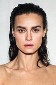 Kasia Smutniak dans le rôle de Kira