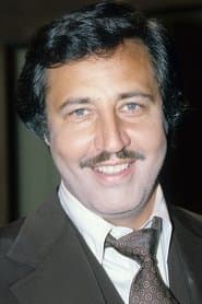 Lloyd Battista dans le rôle de Domingo