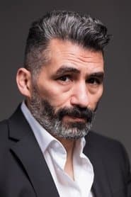 Tamer Yiğit dans le rôle de Erol