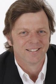 Iain Rea dans le rôle de George