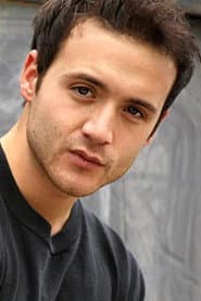 Michael Flores في دور Dinky Earnshaw