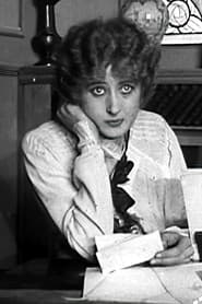 Suzanne Delvé في دور Louise, la mère