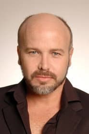 Adolfo Cubas as César