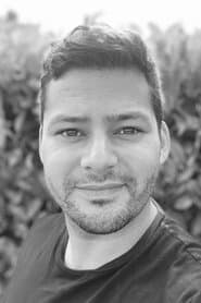 Tolga Kenan dans le rôle de Self