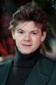Thomas Brodie-Sangster dans le rôle de Paul McCartney