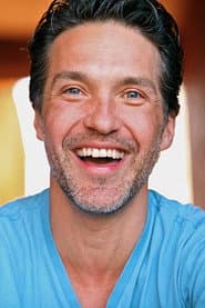 Mike Powers في دور Le premier responsable de Barney & Johnson