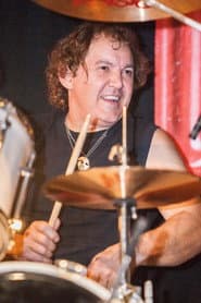 Andy Parker dans le rôle de Drums